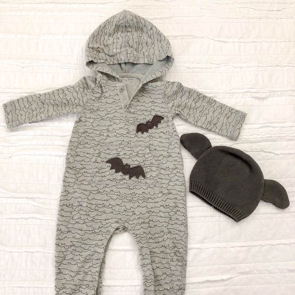 Hooded jumper with bats and knit bat beanie